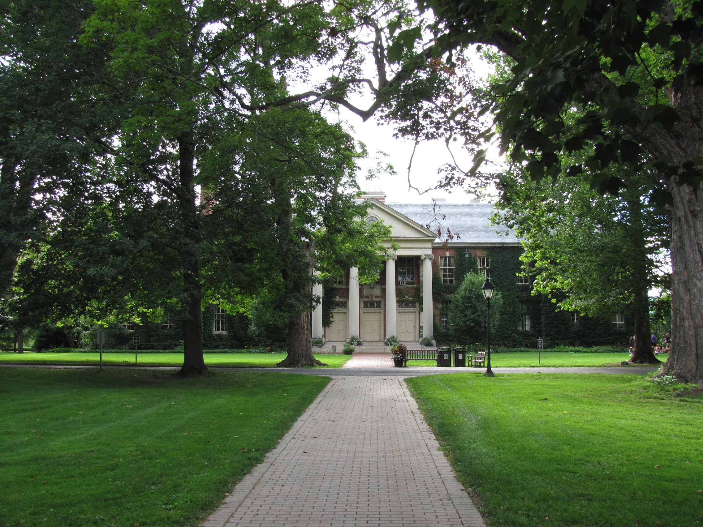 Deerfield Academy 메인 스쿨 빌딩